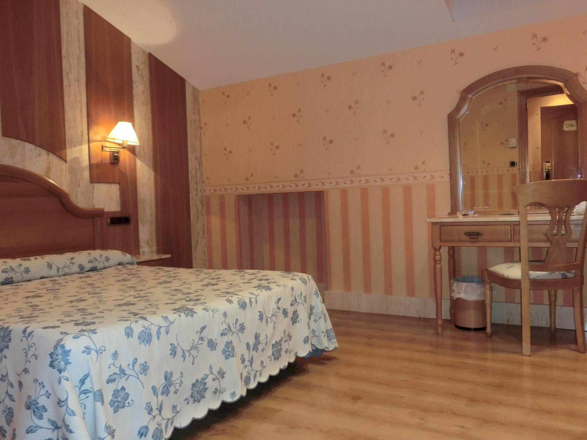 Hotel Las Ruedas Laredo Esterno foto