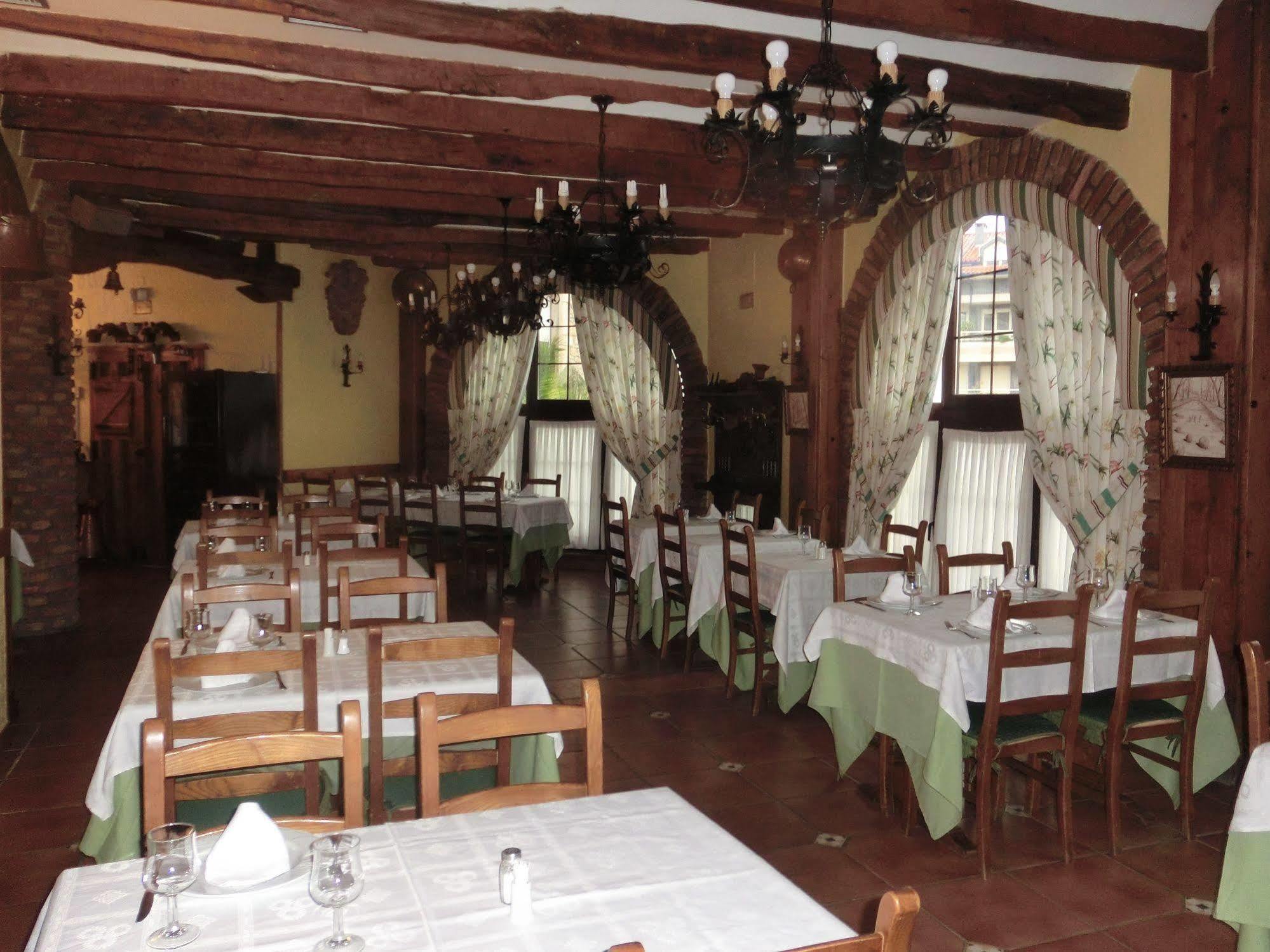 Hotel Las Ruedas Laredo Esterno foto