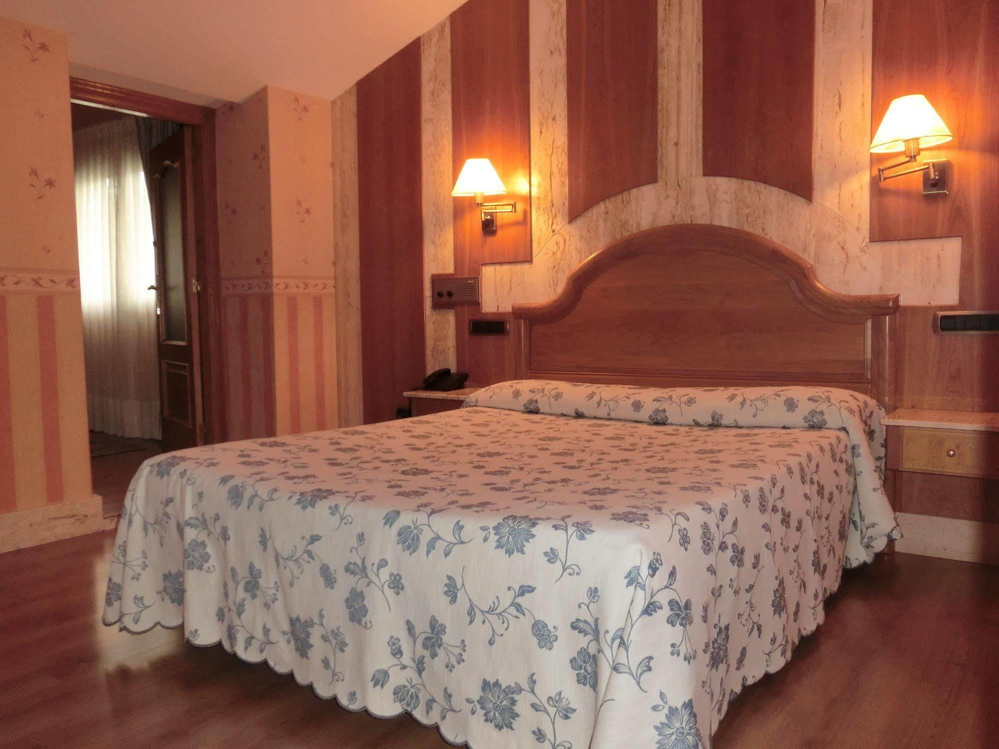Hotel Las Ruedas Laredo Esterno foto