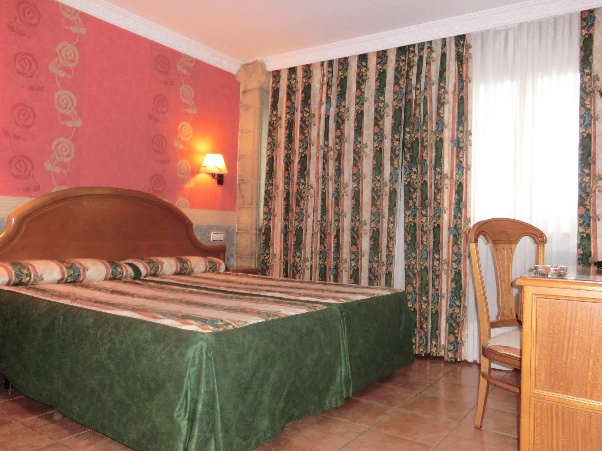 Hotel Las Ruedas Laredo Esterno foto