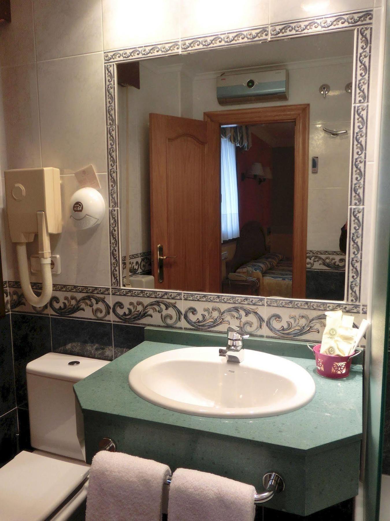 Hotel Las Ruedas Laredo Esterno foto